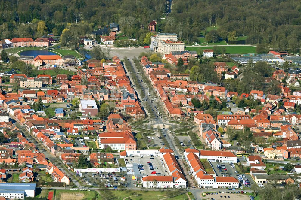Ludwigslust von oben - Straßenführung der bekannten Flaniermeile und Einkaufsstraße Schloßstraße in Ludwigslust im Bundesland Mecklenburg-Vorpommern