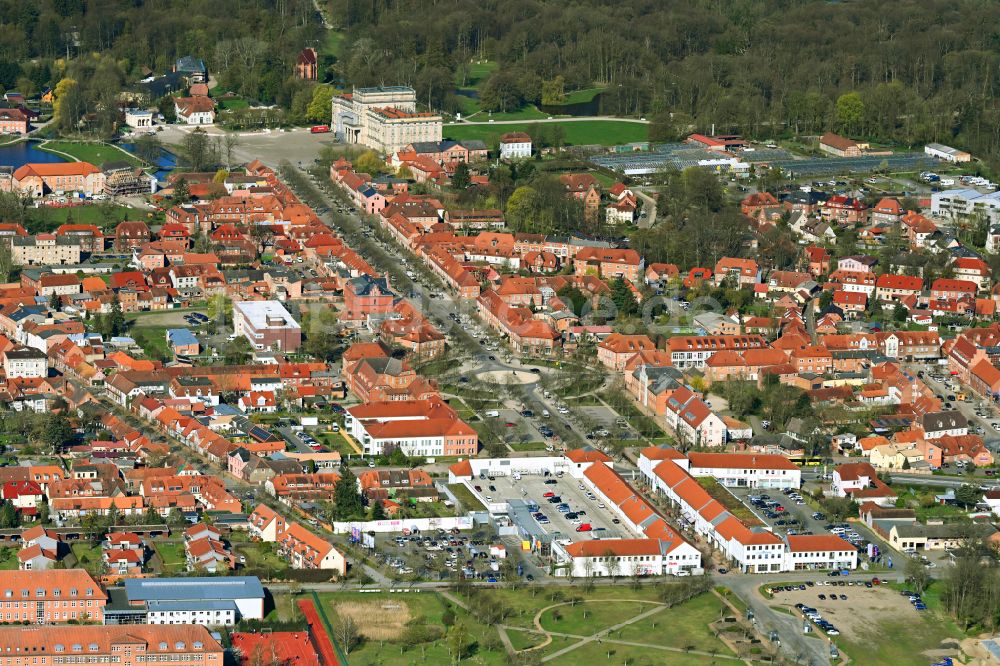 Luftbild Ludwigslust - Straßenführung der bekannten Flaniermeile und Einkaufsstraße Schloßstraße in Ludwigslust im Bundesland Mecklenburg-Vorpommern