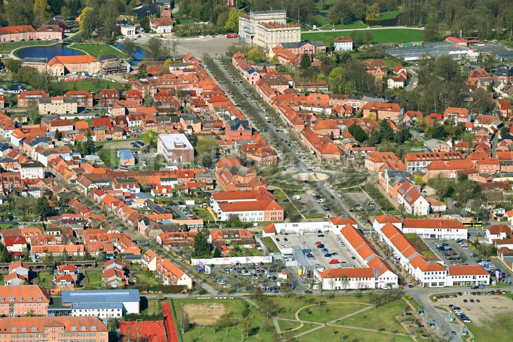 Luftaufnahme Ludwigslust - Straßenführung der bekannten Flaniermeile und Einkaufsstraße Schloßstraße in Ludwigslust im Bundesland Mecklenburg-Vorpommern