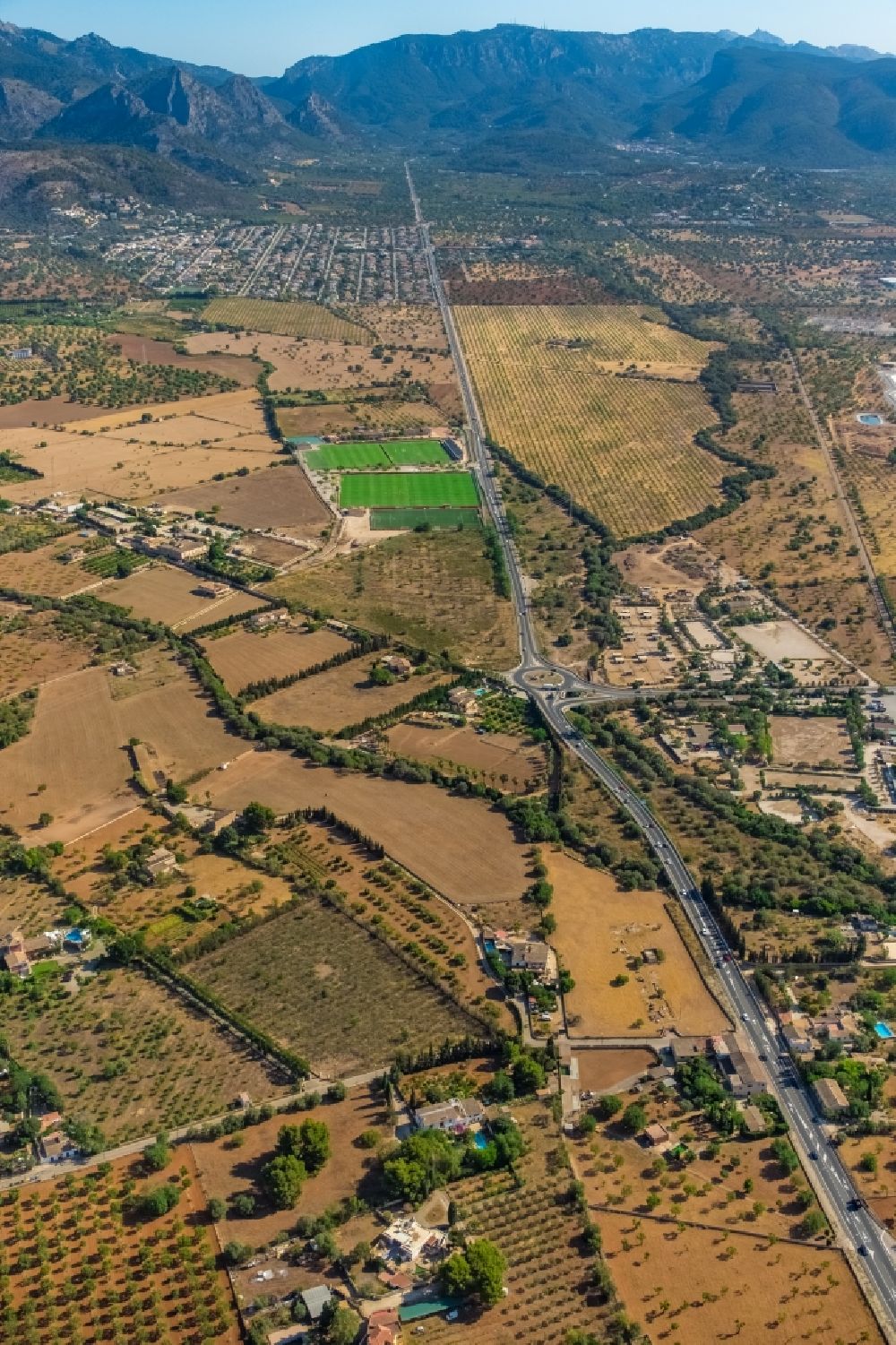 Luftbild Palma - Straßenführung der Ma-11 mit Blick auf den Komplex der hiesigen Sportplatzanlagen in Palma in Balearische Insel Mallorca, Spanien