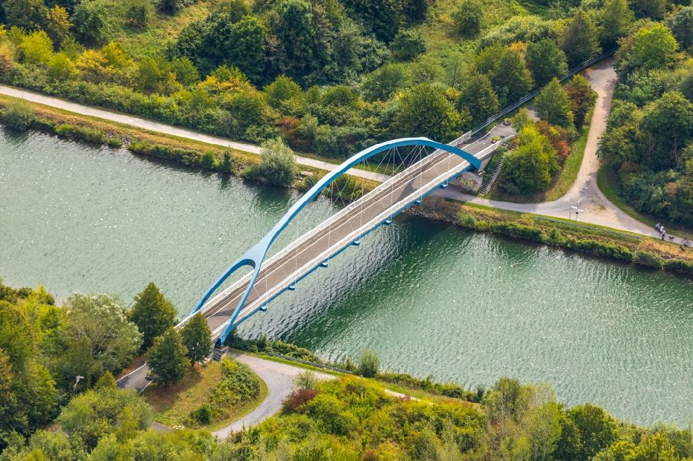 Luftbild Bergkamen - Straßenführung mit Brücke über den Datteln-Hamm-Kanal im Ortsteil Rünthe in Bergkamen im Bundesland Nordrhein-Westfalen, Deutschland