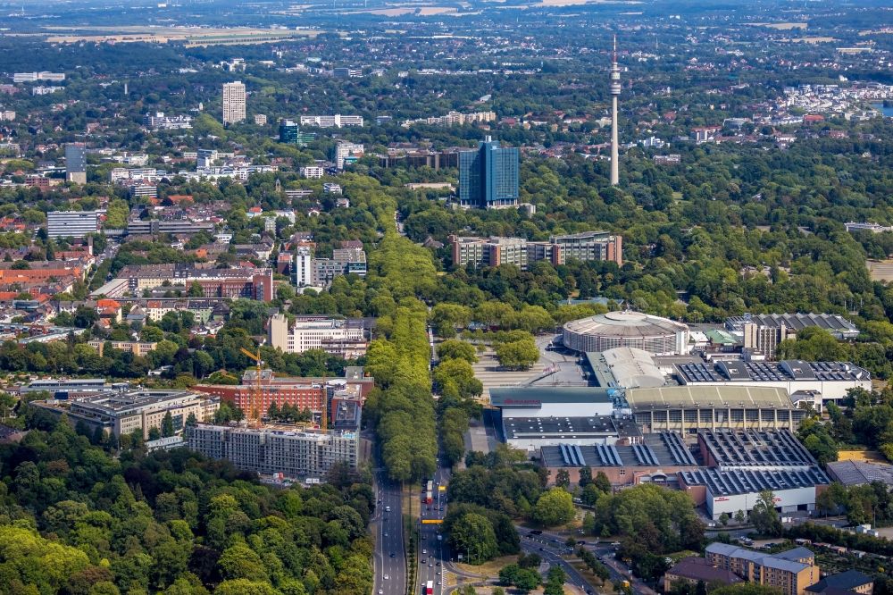 Dortmund aus der Vogelperspektive: Straßenführung des mit Bäumen umsäumten Rheinlanddamm in Dortmund im Bundesland Nordrhein-Westfalen, Deutschland