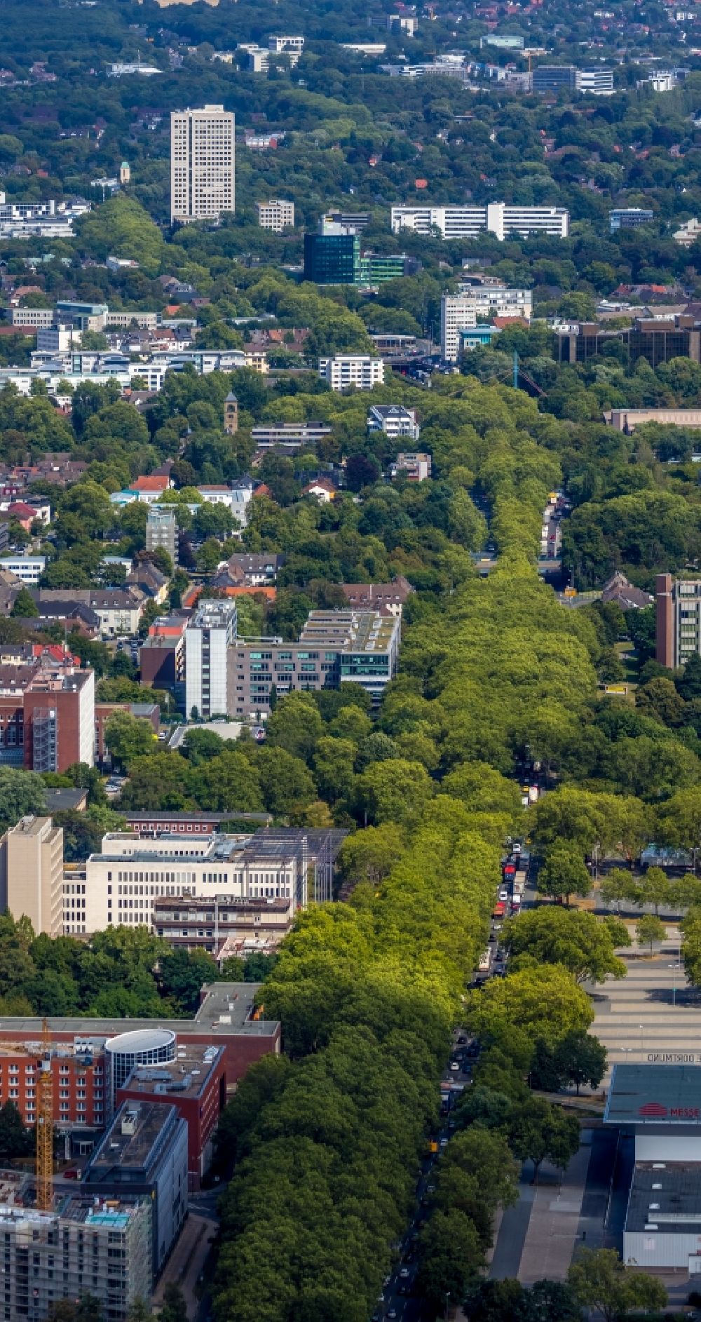 Luftaufnahme Dortmund - Straßenführung des mit Bäumen umsäumten Rheinlanddamm in Dortmund im Bundesland Nordrhein-Westfalen, Deutschland