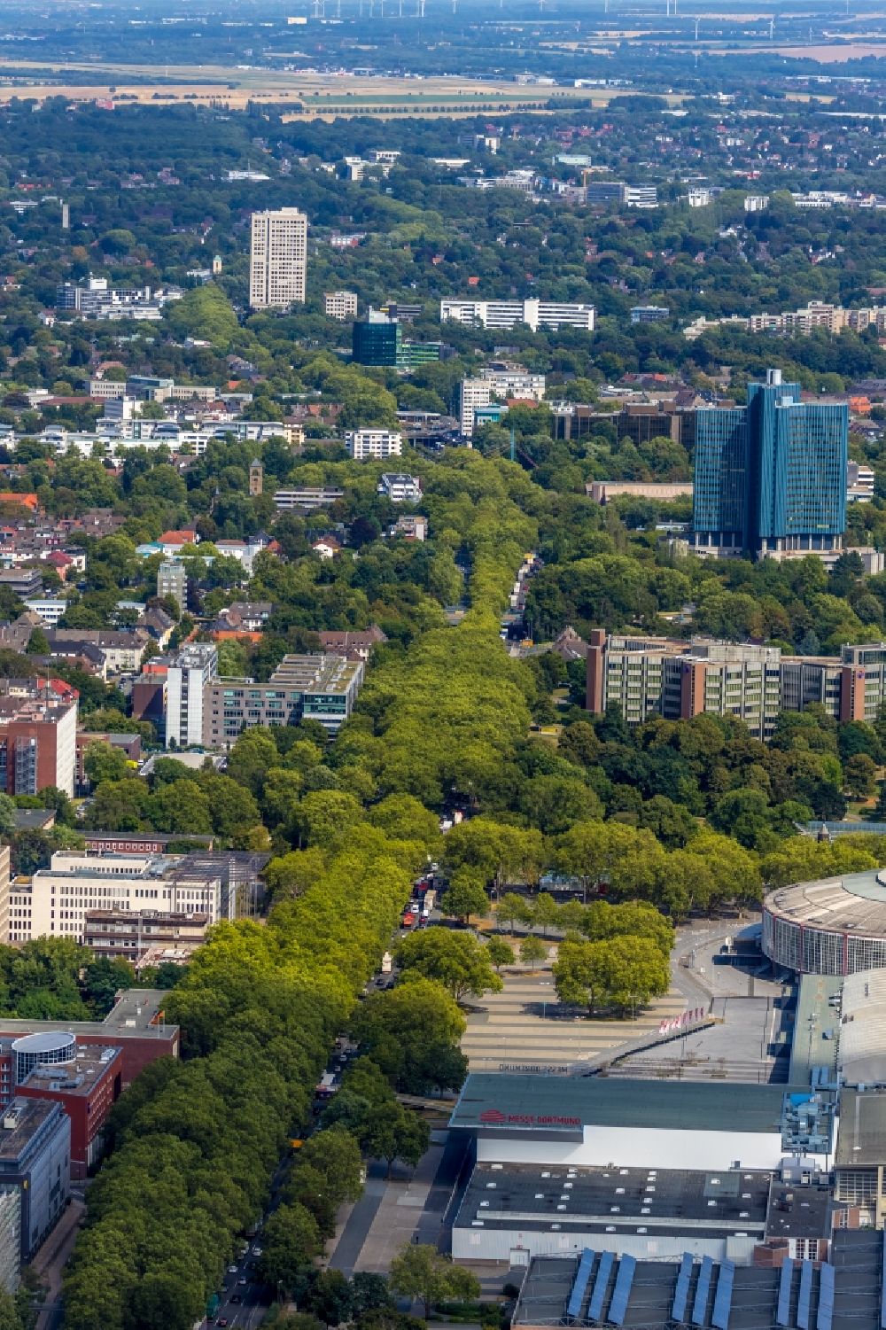 Dortmund von oben - Straßenführung des mit Bäumen umsäumten Rheinlanddamm in Dortmund im Bundesland Nordrhein-Westfalen, Deutschland