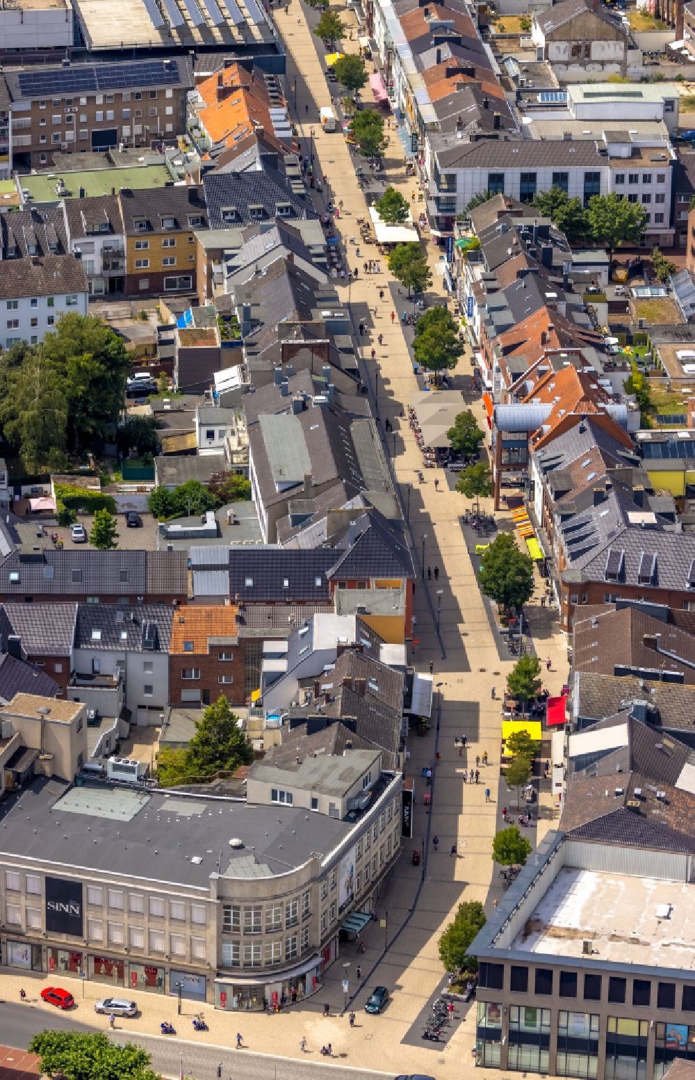 Wesel aus der Vogelperspektive: Straßenführung der Einkaufsstraße Hohe Straße im Ortsteil Blumenkamp in Wesel im Bundesland Nordrhein-Westfalen, Deutschland