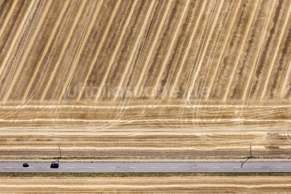 Wiedemar aus der Vogelperspektive: Straßenführung entlang von abgeernteten Getreidefeldern in Wiedemar im Bundesland Sachsen, Deutschland