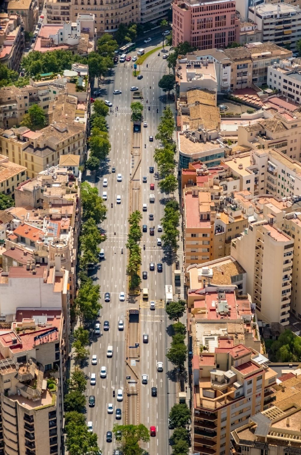 Palma von oben - Straßenführung der Flaniermeile Avinguda del Comte de Sallent in Palma in Balearische Insel Mallorca, Spanien