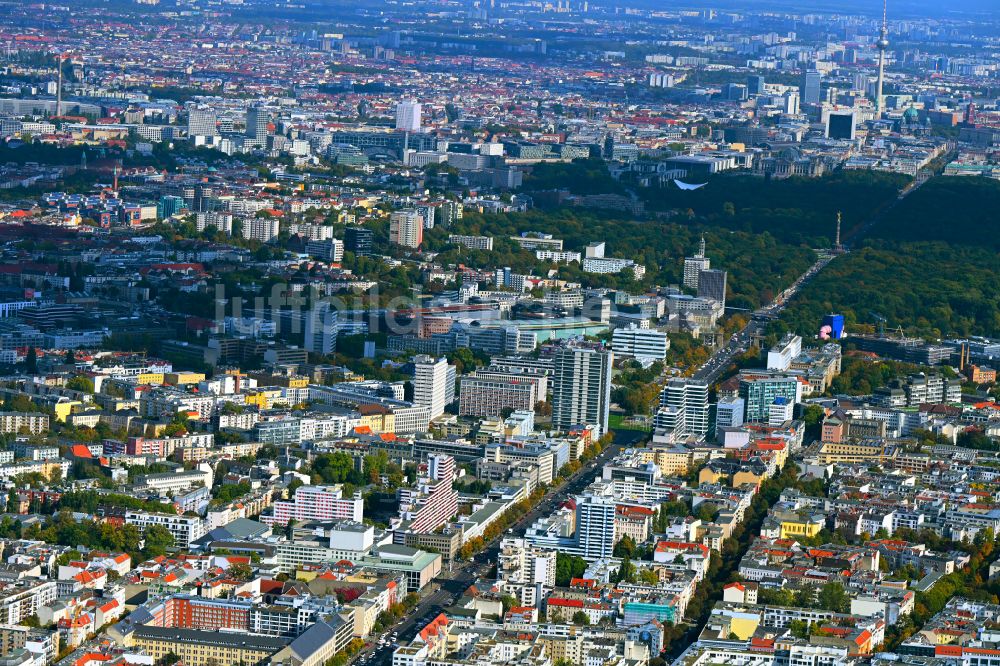 Berlin von oben - Straßenführung der Flaniermeile Bismarckstraße im Ortsteil Charlottenburg in Berlin, Deutschland