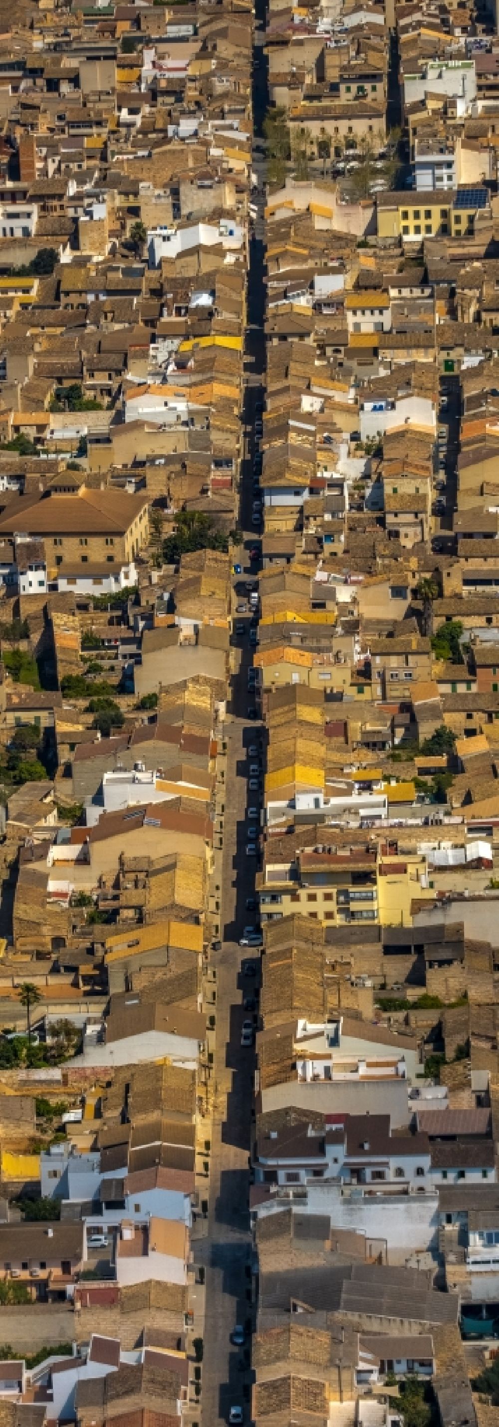 Luftaufnahme Sa Pobla - Straßenführung der Flaniermeile Carrer Crestatx in Sa Pobla in Balearische Insel Mallorca, Spanien