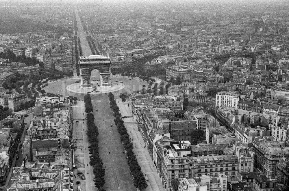 Luftaufnahme Paris - Straßenführung der Flaniermeile Champs Elysee - Place de la Concord - Arc de Triomphe in Paris in Ile-de-France, Frankreich