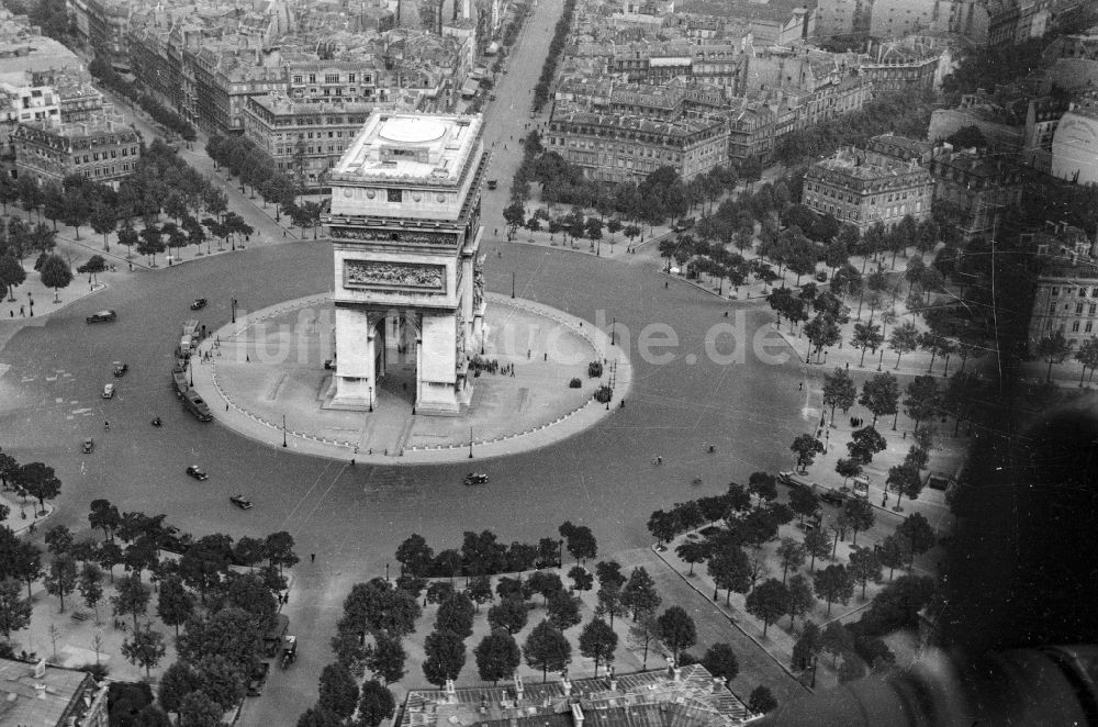 Paris aus der Vogelperspektive: Straßenführung der Flaniermeile Champs Elysee - Place de la Concord - Arc de Triomphe in Paris in Ile-de-France, Frankreich