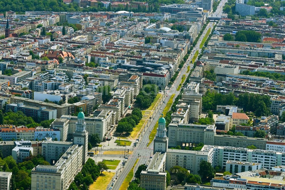 Berlin von oben - Straßenführung der Flaniermeile Frankfurter Allee im Ortsteil Friedrichshain in Berlin, Deutschland