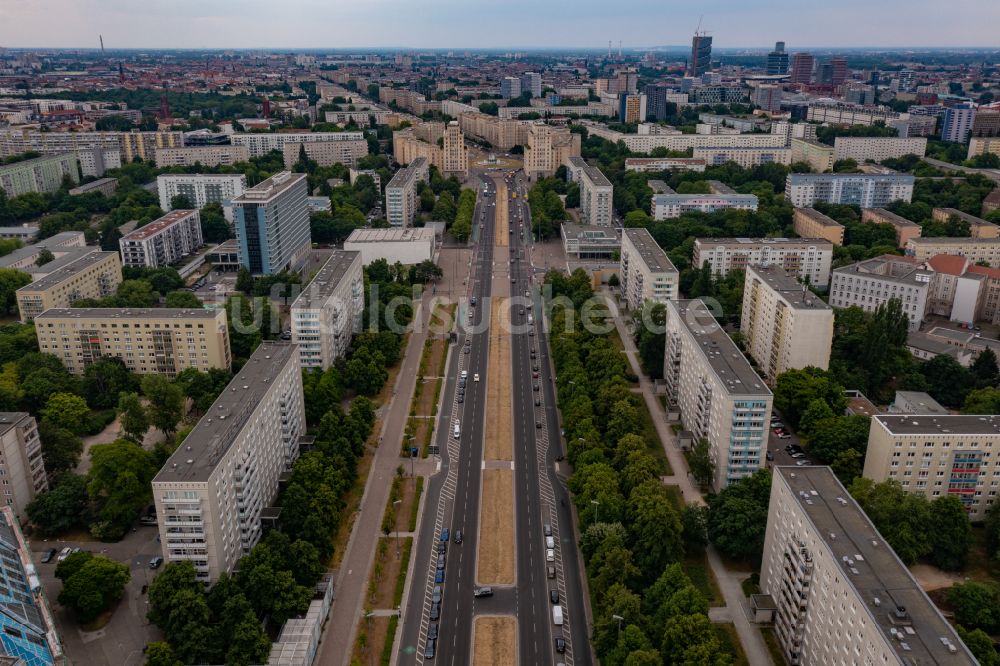Luftbild Berlin - Straßenführung der Flaniermeile Karl-Marx-Allee in Berlin, Deutschland