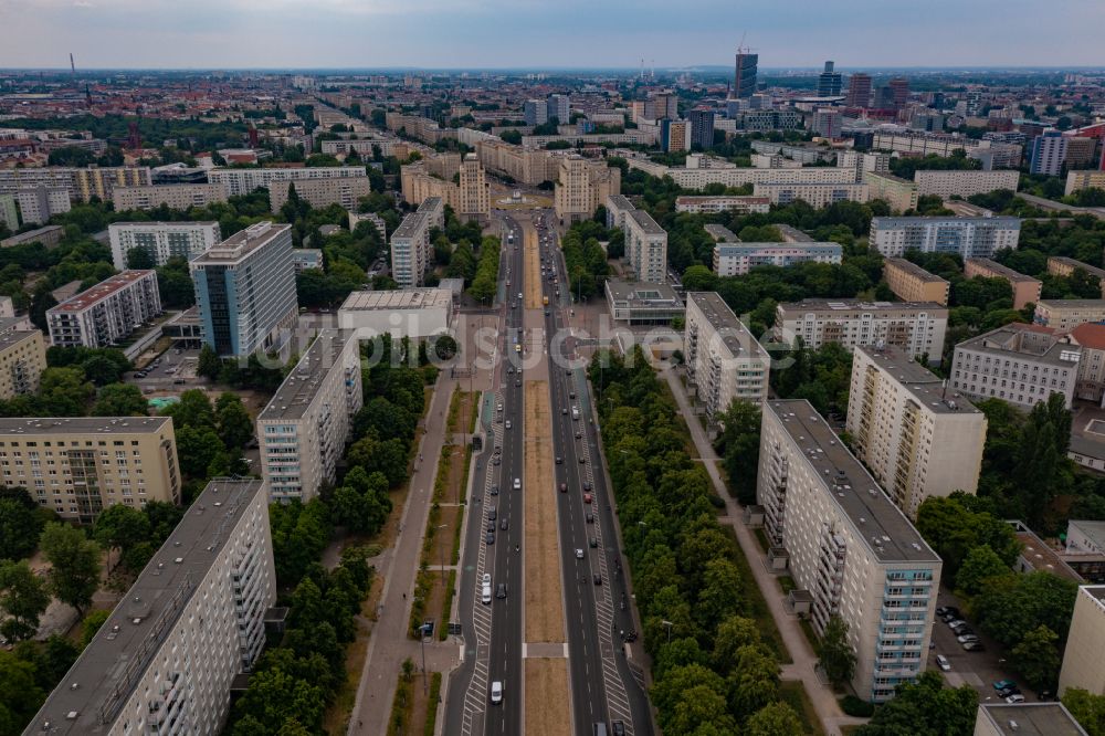 Luftaufnahme Berlin - Straßenführung der Flaniermeile Karl-Marx-Allee in Berlin, Deutschland