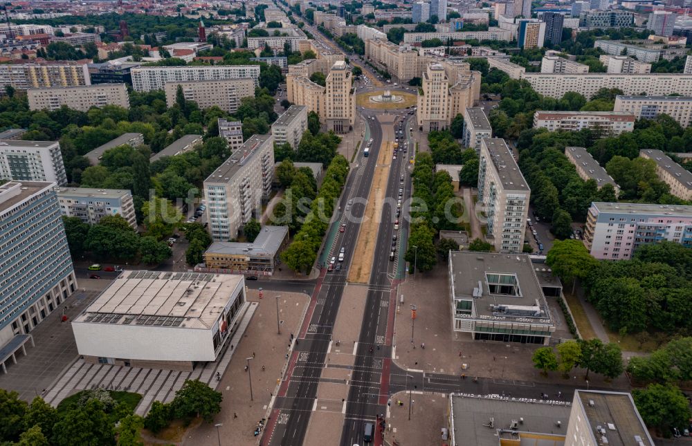Berlin von oben - Straßenführung der Flaniermeile Karl-Marx-Allee in Berlin, Deutschland