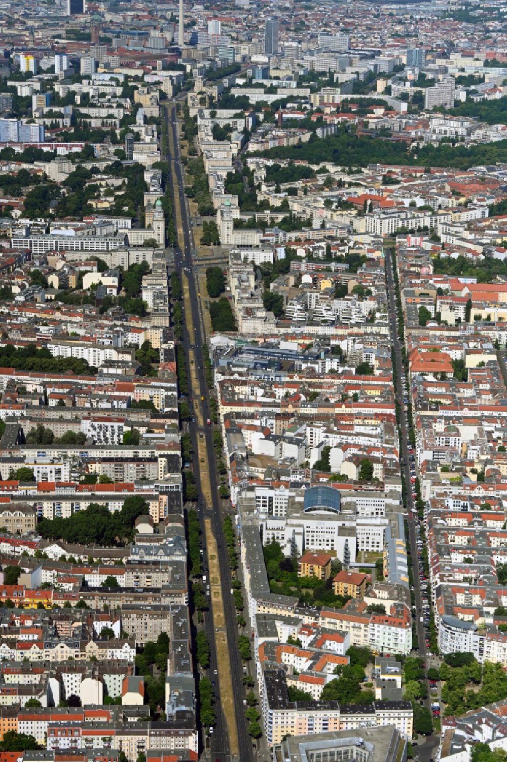 Luftaufnahme Berlin - Straßenführung der Flaniermeile Karl-Marx-Allee - Frankfurter Allee im Ortsteil Friedrichshain in Berlin, Deutschland