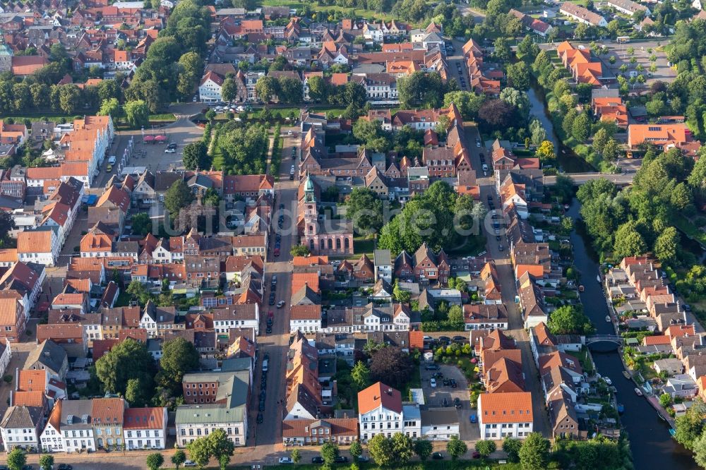 Luftaufnahme Friedrichstadt - Straßenführung der Flaniermeile Prinzeßstraße in Friedrichstadt im Bundesland Schleswig-Holstein, Deutschland