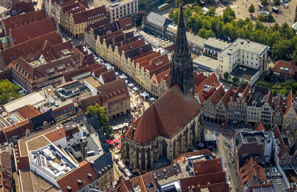 Münster aus der Vogelperspektive: Straßenführung der Flaniermeile Prinzipalmarkt in Münster im Bundesland Nordrhein-Westfalen, Deutschland