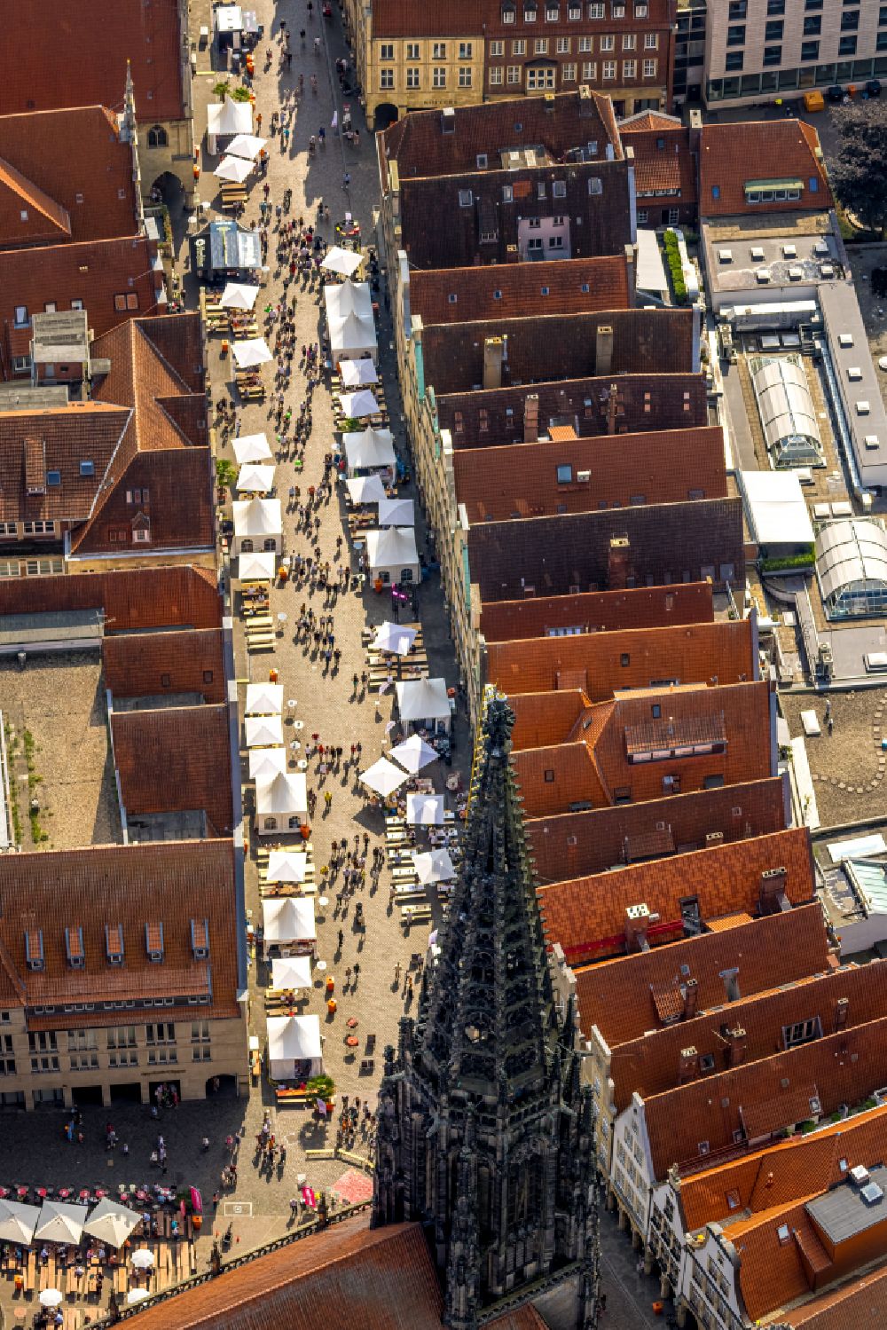 Münster von oben - Straßenführung der Flaniermeile Prinzipalmarkt in Münster im Bundesland Nordrhein-Westfalen, Deutschland