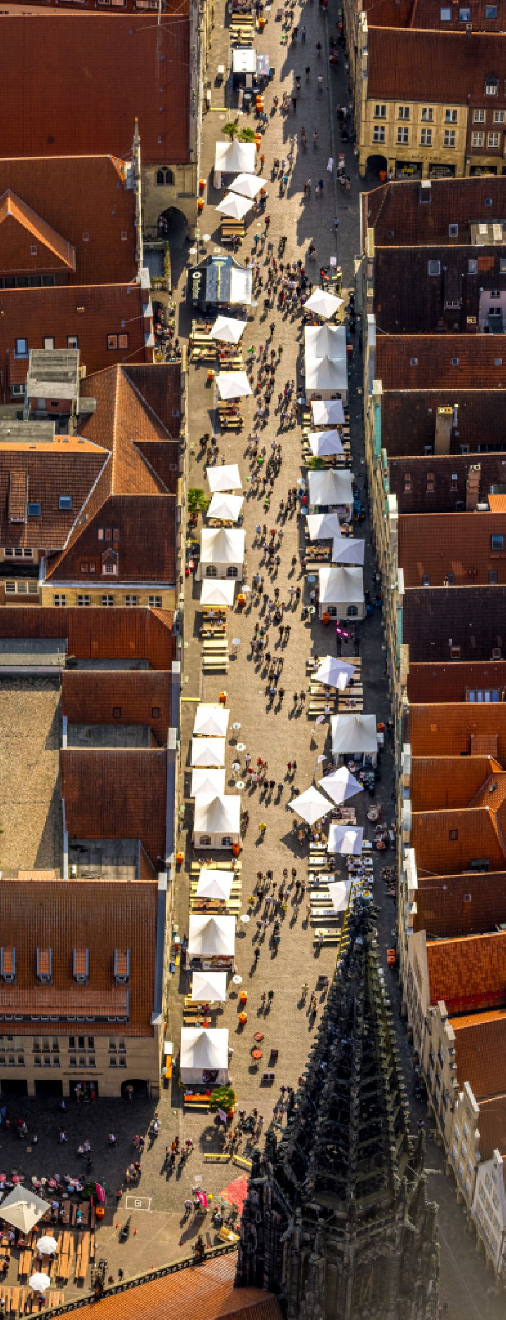 Münster aus der Vogelperspektive: Straßenführung der Flaniermeile Prinzipalmarkt in Münster im Bundesland Nordrhein-Westfalen, Deutschland