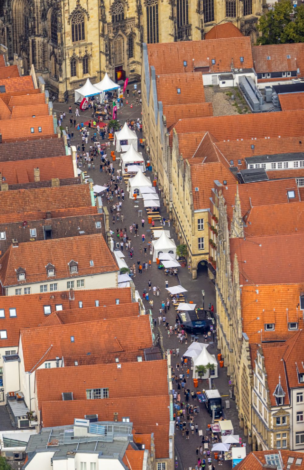 Luftaufnahme Münster - Straßenführung der Flaniermeile Prinzipalmarkt in Münster im Bundesland Nordrhein-Westfalen, Deutschland
