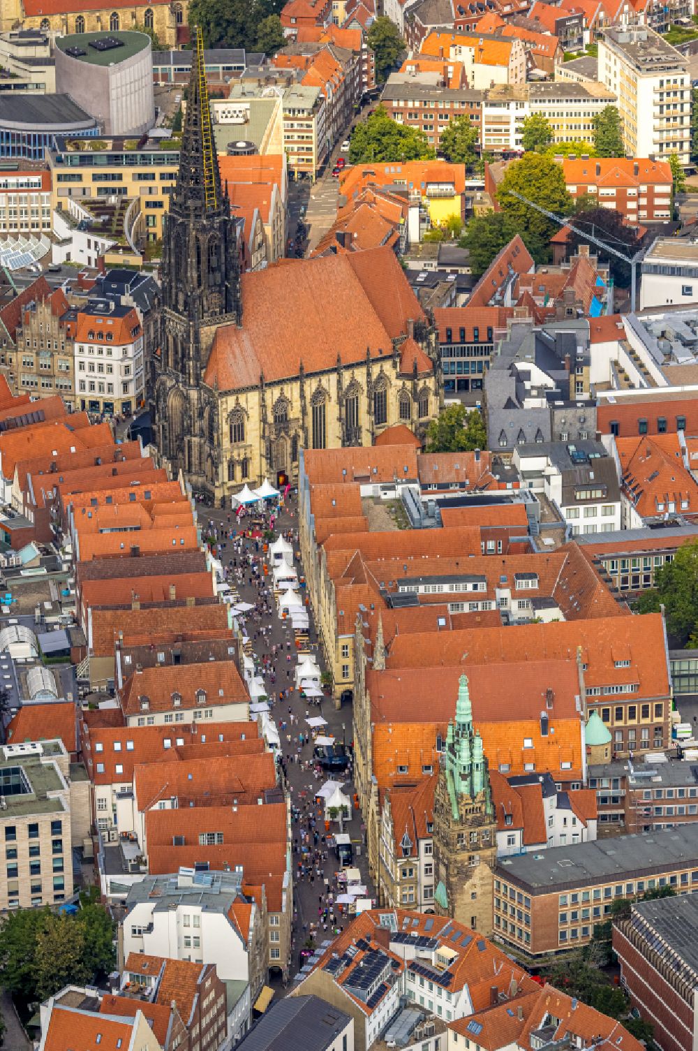 Münster von oben - Straßenführung der Flaniermeile Prinzipalmarkt in Münster im Bundesland Nordrhein-Westfalen, Deutschland