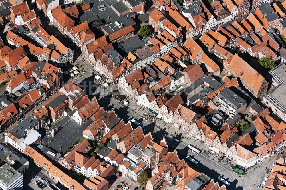 Luftaufnahme Lüneburg - Straßenführung der Flaniermeile am Sande in Lüneburg im Bundesland Niedersachsen, Deutschland
