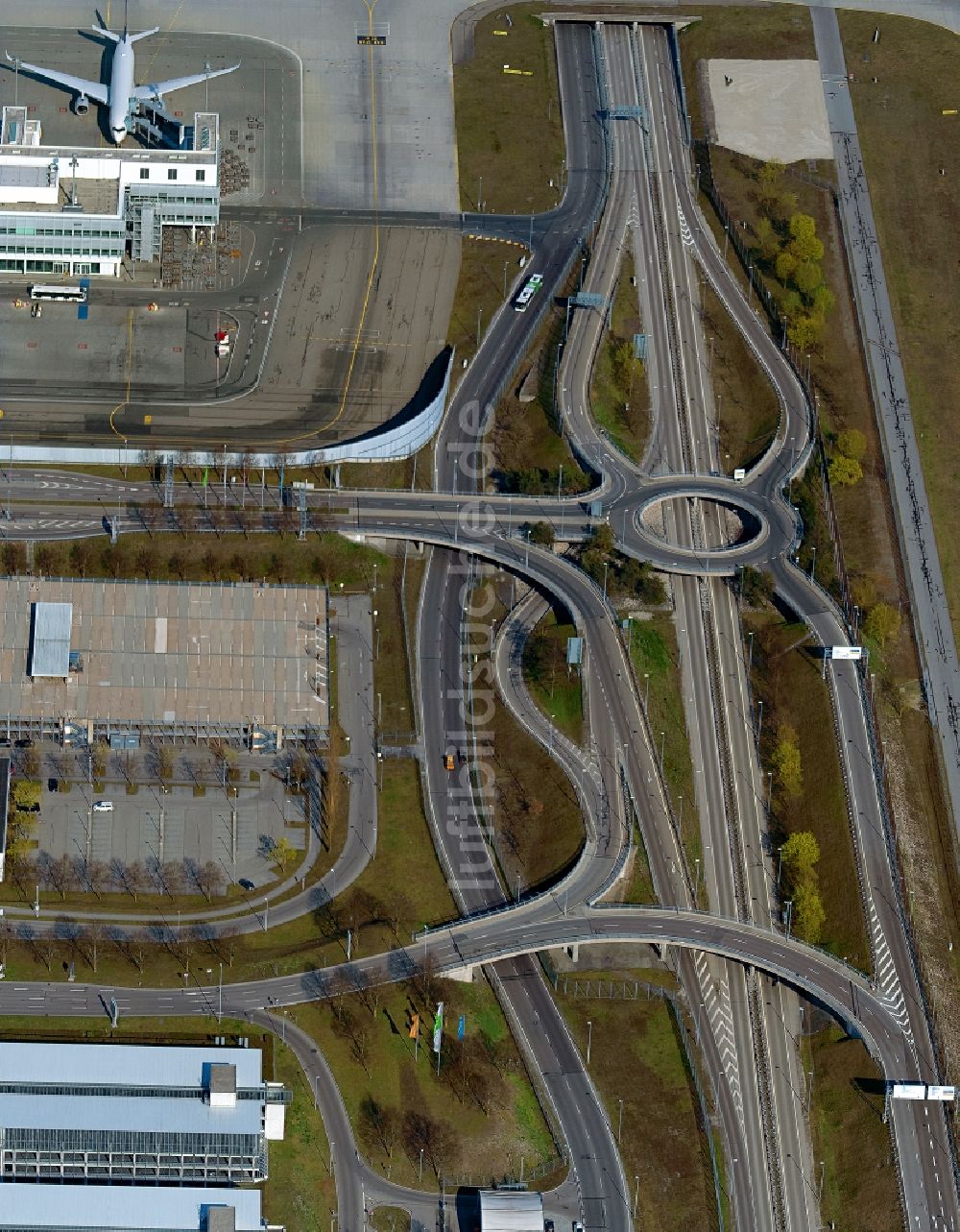Luftbild München-Flughafen - Straßenführung am Flughafen Franz Josef Strauß in München im Bundesland Bayern, Deutschland