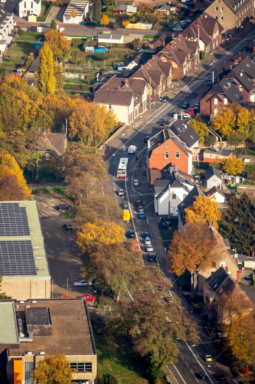 Luftaufnahme Bottrop - Straßenführung der Friedrich-Ebert-Straße in Bottrop im Bundesland Nordrhein-Westfalen, Deutschland