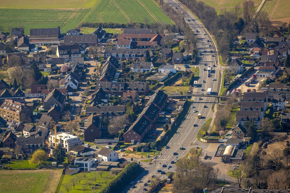 Luftbild Duisburg - Straßenführung der Krefelder Straße im Ortsteil Mündelheim in Duisburg im Bundesland Nordrhein-Westfalen, Deutschland