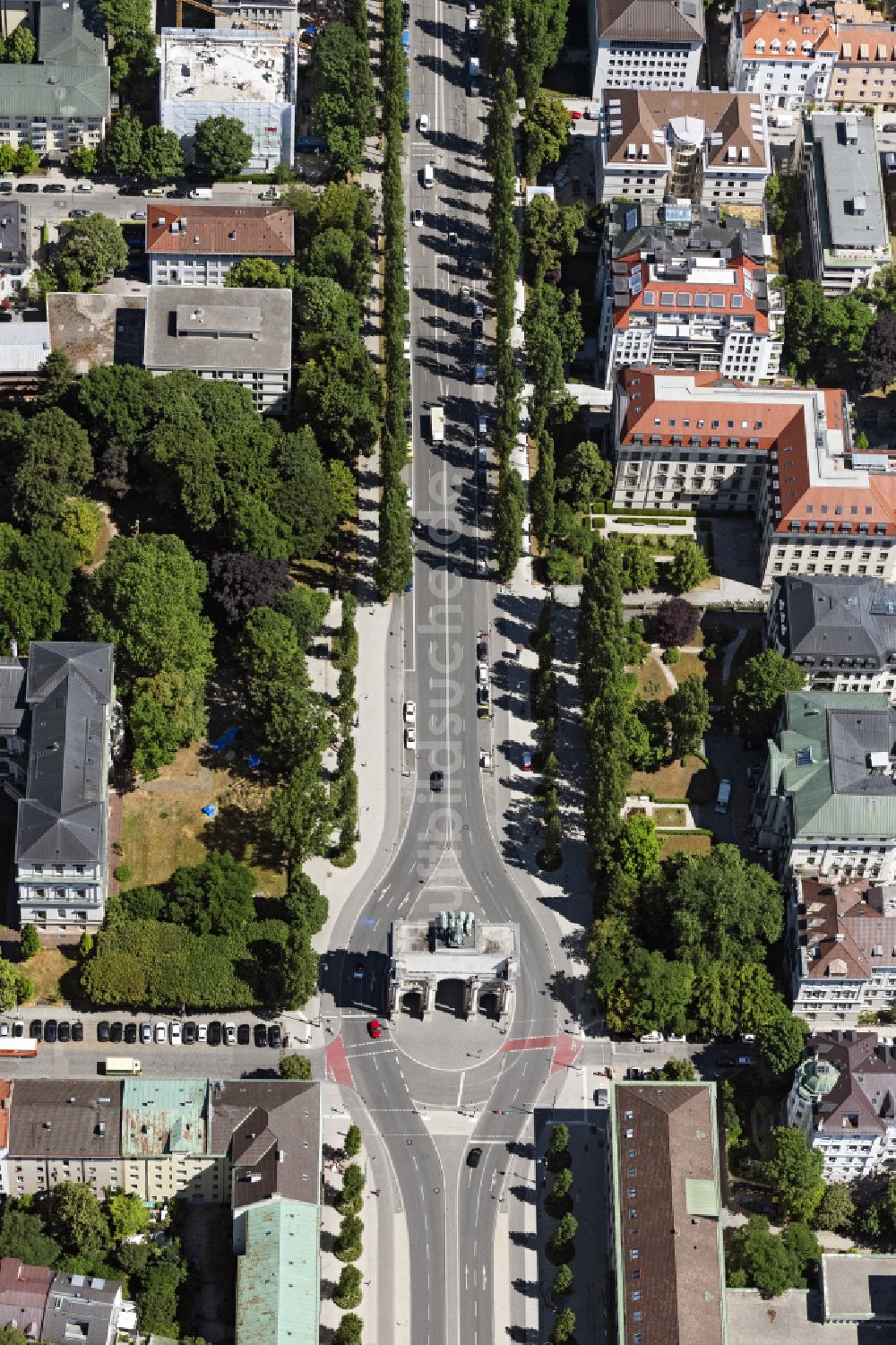 München von oben - Straßenführung vom Siegestor in München im Bundesland Bayern, Deutschland