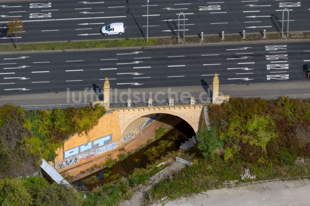 Luftaufnahme Leipzig - Straßenführung im Tunnelbauwerk zur Uferquerung der Parthe in Leipzig im Bundesland Sachsen, Deutschland