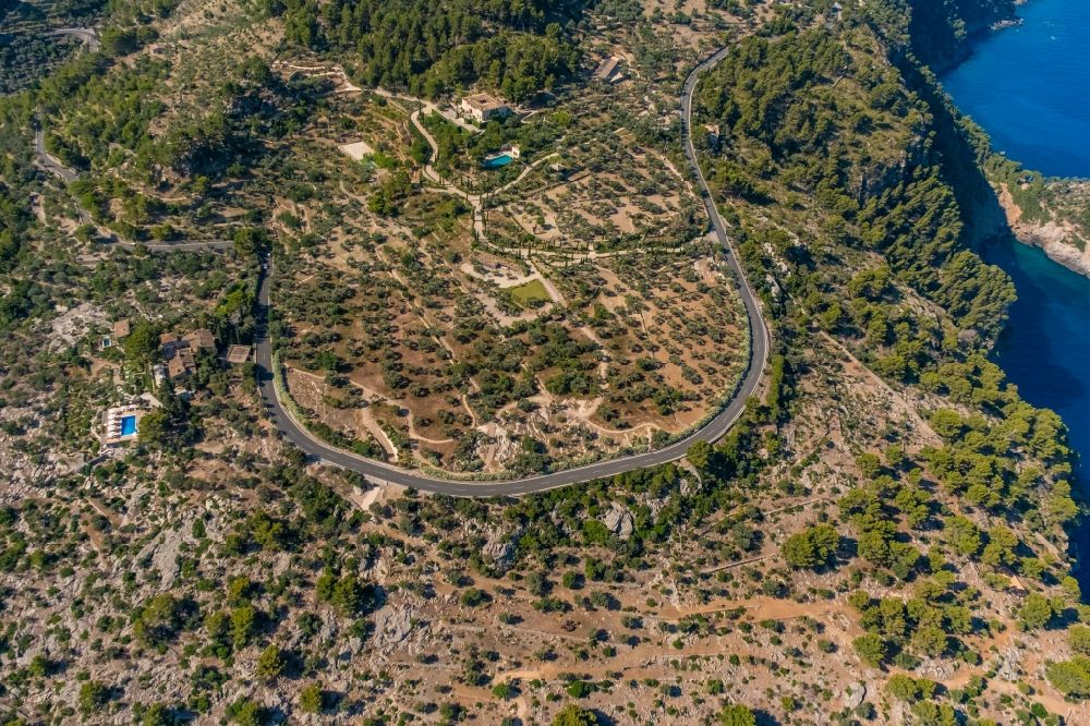 Deia von oben - Straßenführung der Ma-10 in Deia in Balearische Insel Mallorca, Spanien