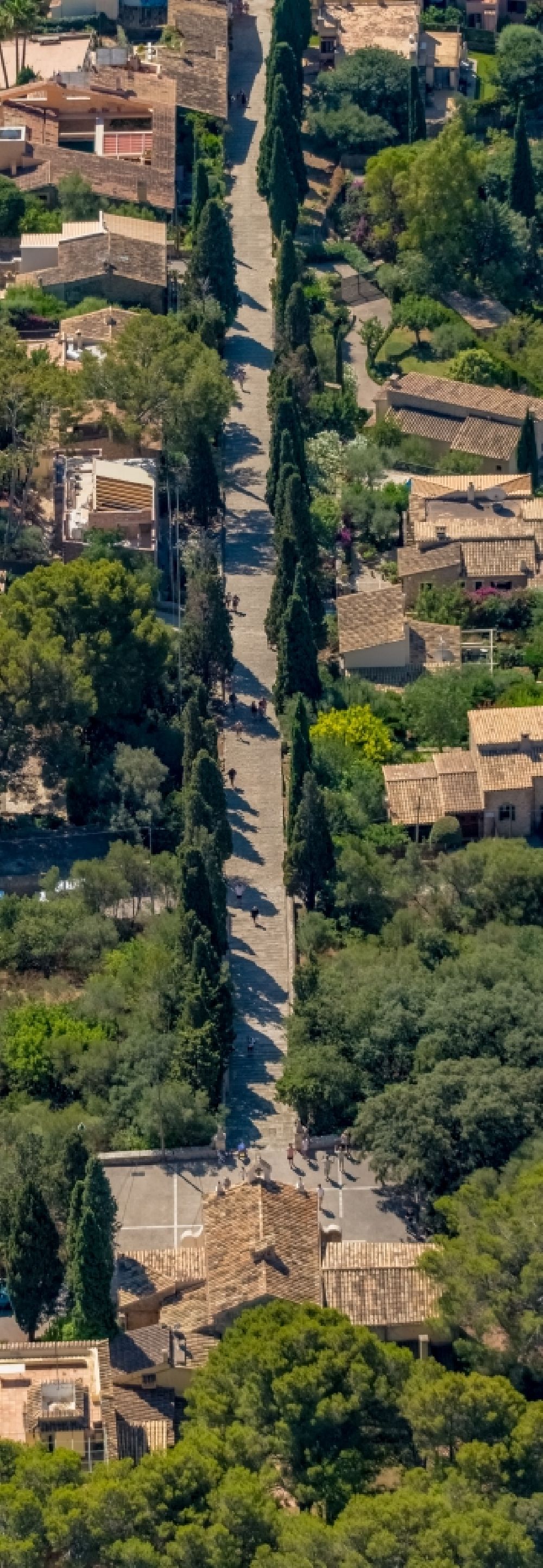 Pollenca aus der Vogelperspektive: Straßenführung zur Kapelle El Calvari an der Carrer Sense nom in Pollenca in Balearische Insel Mallorca, Spanien