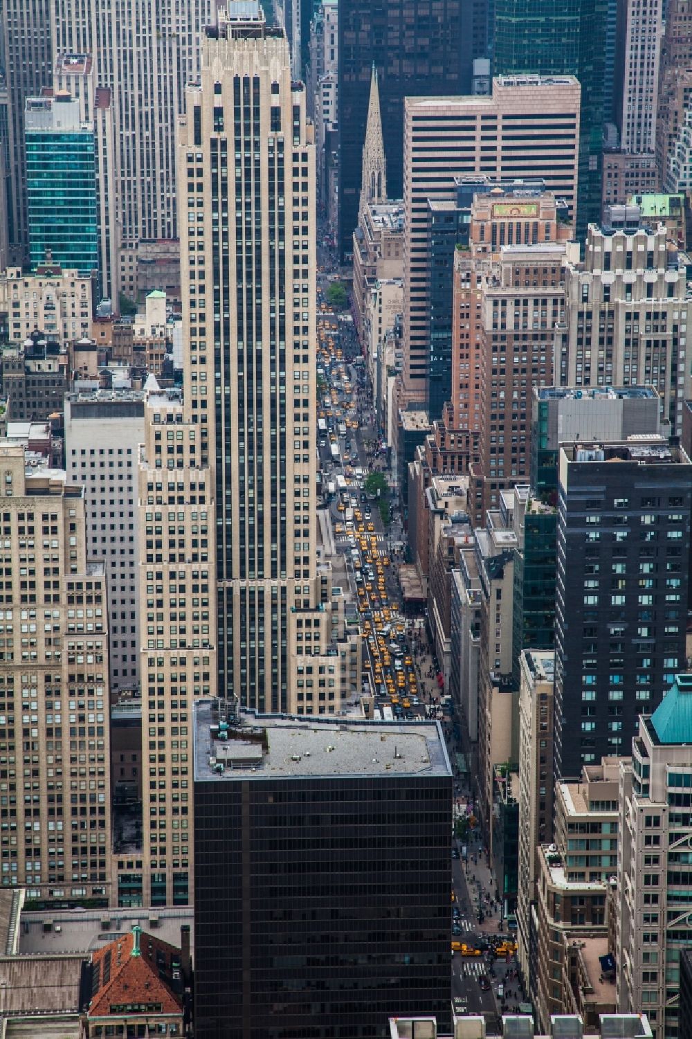 New York aus der Vogelperspektive: Straßenschluchten zwischen Hochhausfronten im Stadtteil Manhattan in New York in den USA Vereinigten Staaten von Amerika