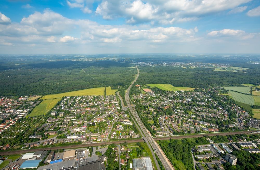 Duisburg aus der Vogelperspektive: Straßenverlauf B288 in Duisburg im Bundesland Nordrhein-Westfalen