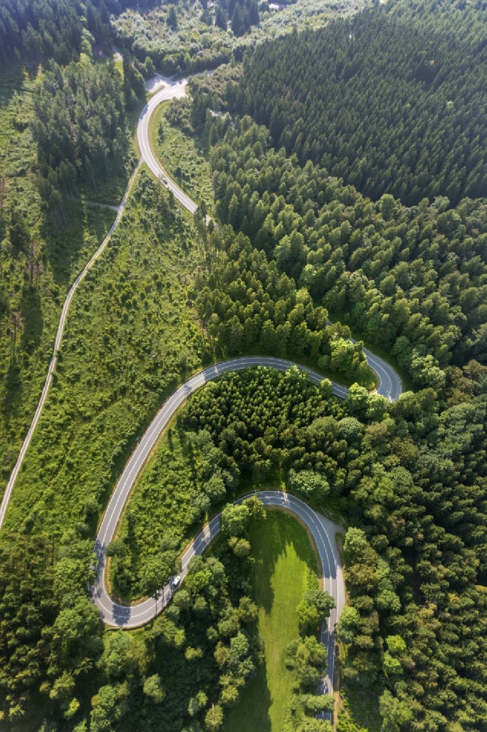 Brilon aus der Vogelperspektive: Straßenverlauf in kurvenreicher Gegend bei Brilon im Bundeslandnordrhein-Westfalen