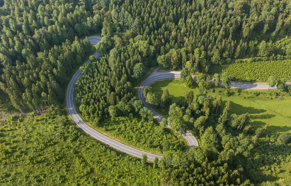 Luftbild Brilon - Straßenverlauf in kurvenreicher Gegend bei Brilon im Bundeslandnordrhein-Westfalen