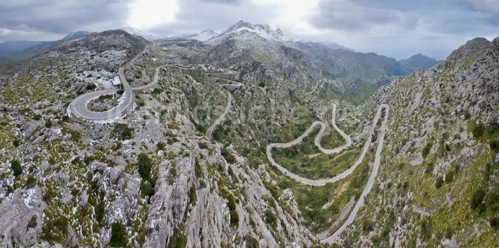Escorca von oben - Straßenverlauf des sogenannten Krawattenkonoten an der felsigen Mittelmeerküste der der spanischen Baleareninsel Mallorca in Spanien