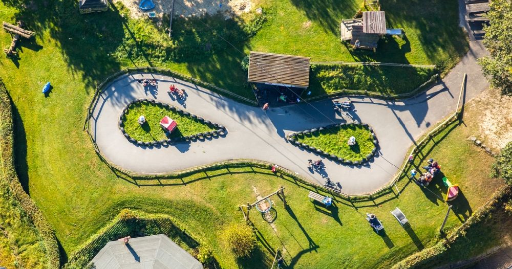 Luftaufnahme Schmallenberg - Strecke der BMX- Rennbahn - Parkour Kindergokartbahn in Form einer Acht im Familotel Ebbinghof in Schmallenberg im Bundesland Nordrhein-Westfalen