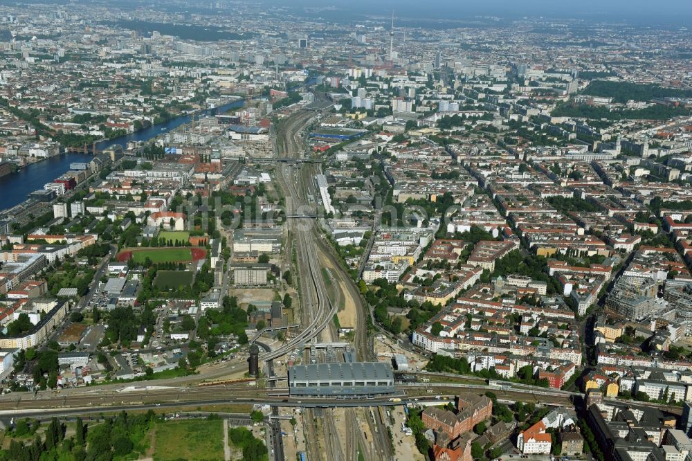 Luftaufnahme Berlin - Strecken- Ausbau Bahnhof Ostkreuz im Stadtteil Friedrichshain von Berlin