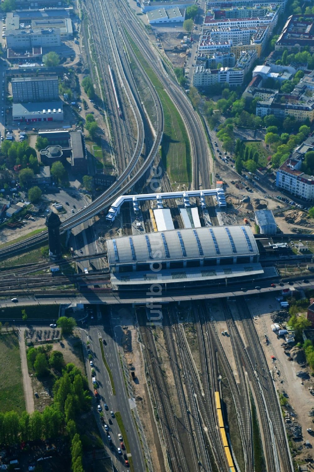 Luftaufnahme Berlin - Strecken- Ausbau am Bahnhof Ostkreuz im Stadtteil Friedrichshain von Berlin