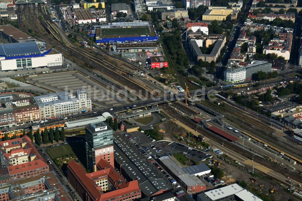 Berlin Friedrichshain aus der Vogelperspektive: Strecken- Ausbau Bahnhof -Warschauer Straße im Stadtteil Friedrichshain von Berlin