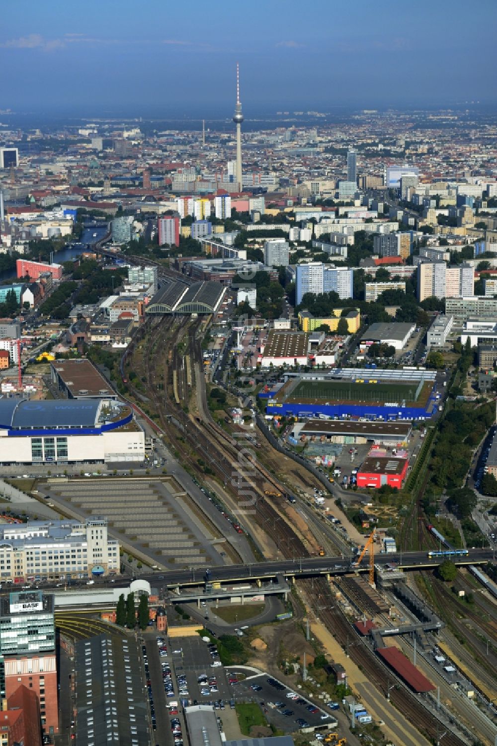 Luftaufnahme Berlin Friedrichshain - Strecken- Ausbau Bahnhof -Warschauer Straße im Stadtteil Friedrichshain von Berlin