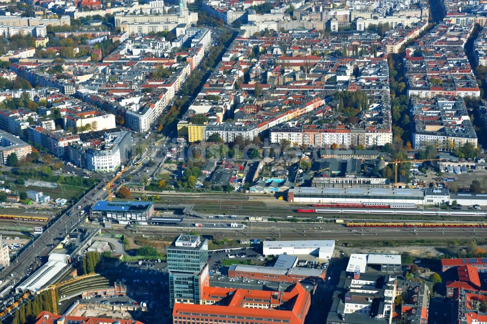 Luftaufnahme Berlin - Strecken- Ausbau Bahnhof -Warschauer Straße im Stadtteil Friedrichshain von Berlin