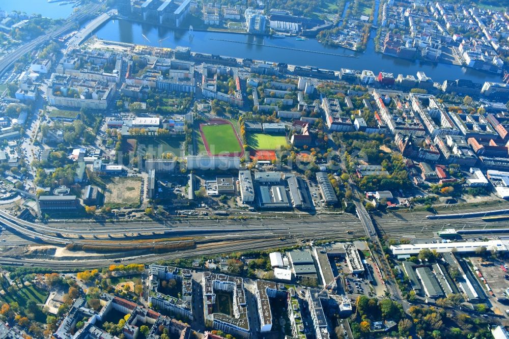 Berlin aus der Vogelperspektive: Strecken- Ausbau Bahnhof -Warschauer Straße im Stadtteil Friedrichshain von Berlin