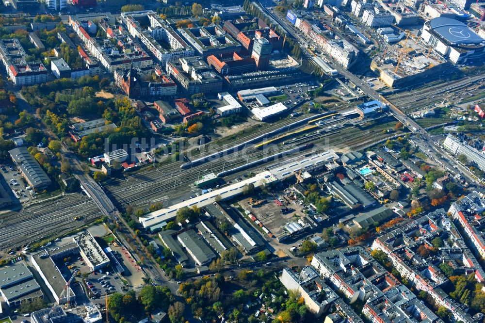 Luftaufnahme Berlin - Strecken- Ausbau Bahnhof -Warschauer Straße im Stadtteil Friedrichshain von Berlin