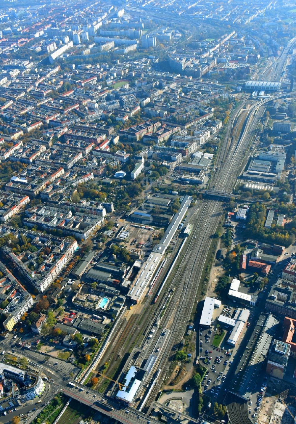 Berlin aus der Vogelperspektive: Strecken- Ausbau Bahnhof -Warschauer Straße im Stadtteil Friedrichshain von Berlin