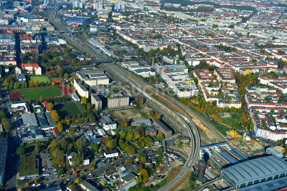 Luftbild Berlin - Strecken- Ausbau Bahnhof -Warschauer Straße im Stadtteil Friedrichshain von Berlin