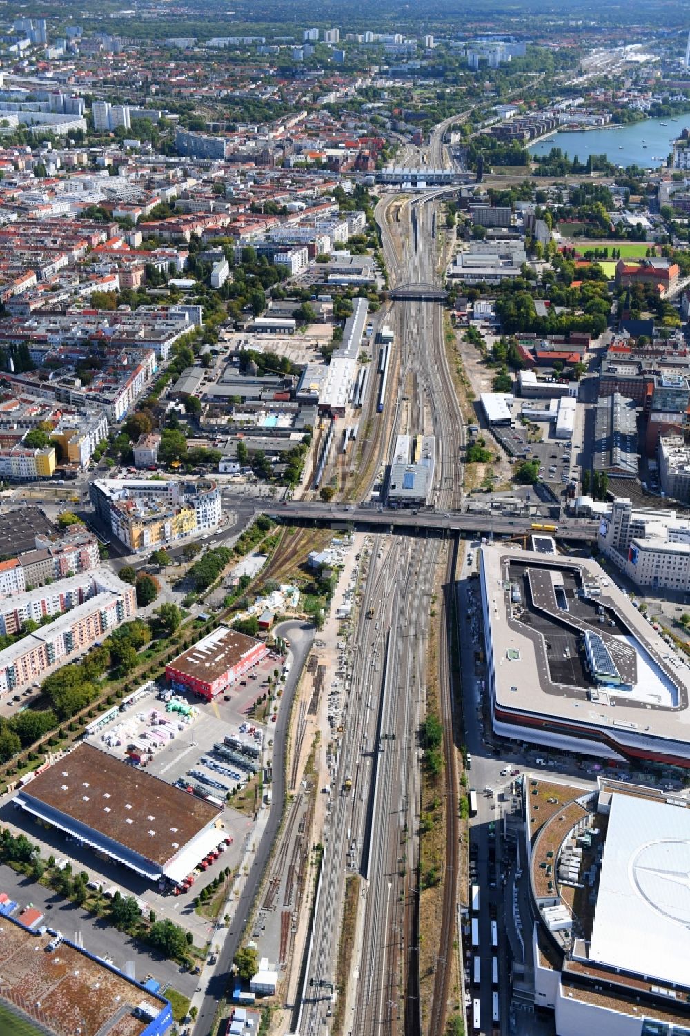 Luftbild Berlin - Strecken- Ausbau Bahnhof -Warschauer Straße im Stadtteil Friedrichshain von Berlin